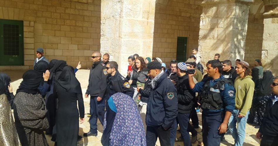 Scores of zionist settler defile Aqsa Mosque